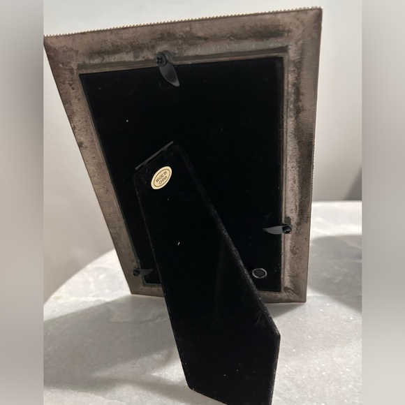 Vintage metal and resin frame with crystal and filagree for a 4” x 6” picture - Picture 2 of 2